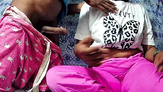 Genç Hintli oğlan ve kız ormanda seks yapıyor