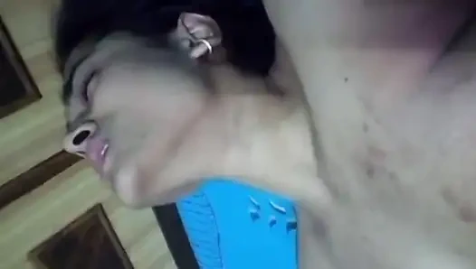 Seksi kız anal ve vajinal oyun için lolipop kullanırken şanslı adam izliyor