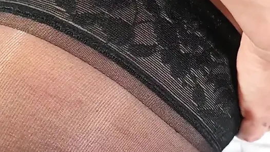 Sadece senin için ipeksi çoraplarımı çekiyorum!