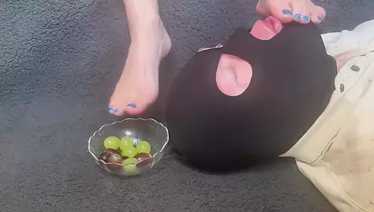 Parmaklarımla üzüm besle