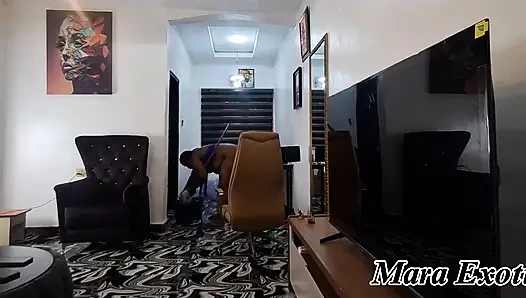 Şişman götlü zenci orta yaşlı seksi kadın çıplak temizliyor