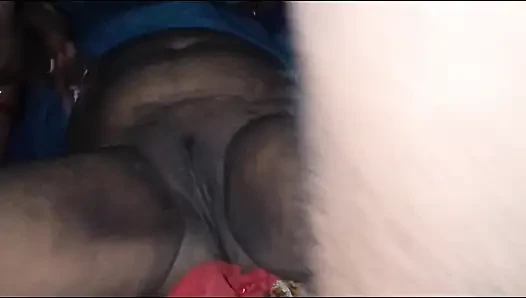 Hintli evli eş, kayınbiraderi tarafından ağzında sevişiyor Tam Hintçe Seks Videosu