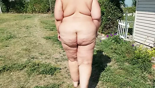 Bebek dışarı işemeye çalışıyor