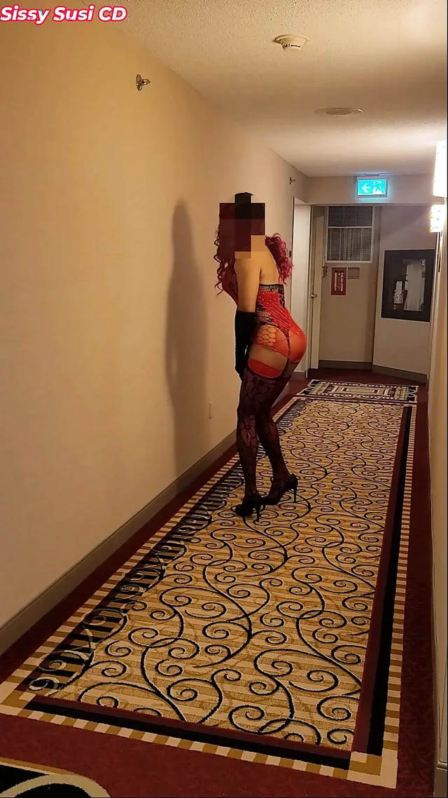 Amatör cd kadın kılıklı susi - otel odasının dışında giyiniyor ve yürüyor