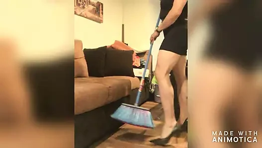 Mini elbise ve ince topuklu ayakkabılarla süpürme