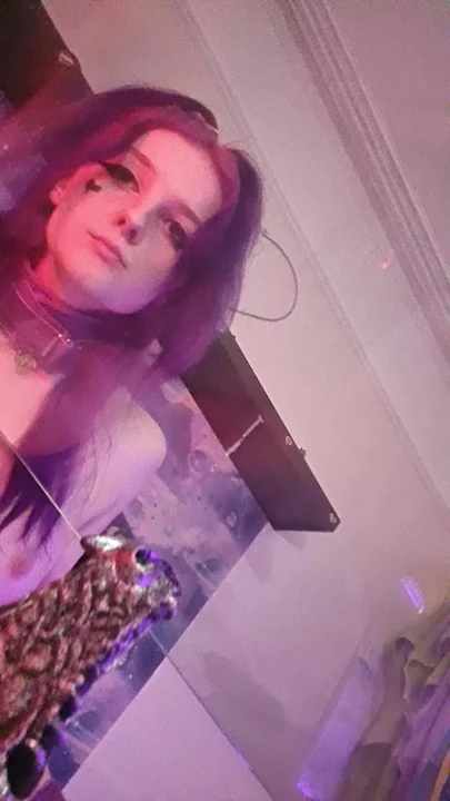 Фиолетовая мисс обожает показывать свое миниатюрное тело