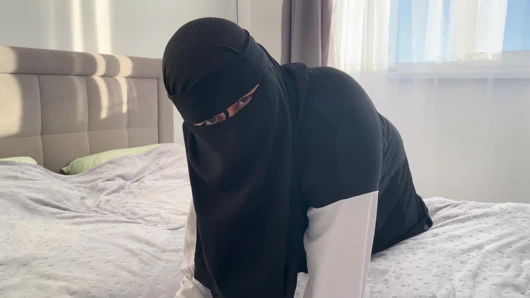 Büyük memeli Arap orta yaşlı seksi kadın ateşli talimatlar veriyor ve gerçekten seks istiyor