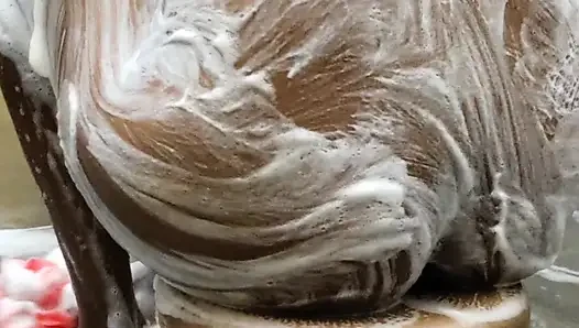 Amcıkla banyo yapıyor