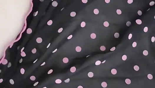 Kıvrımlı iç çamaşırlı tombul orta yaşlı seksi kadın boşalana kadar değnekle mastürbasyon yapıyor