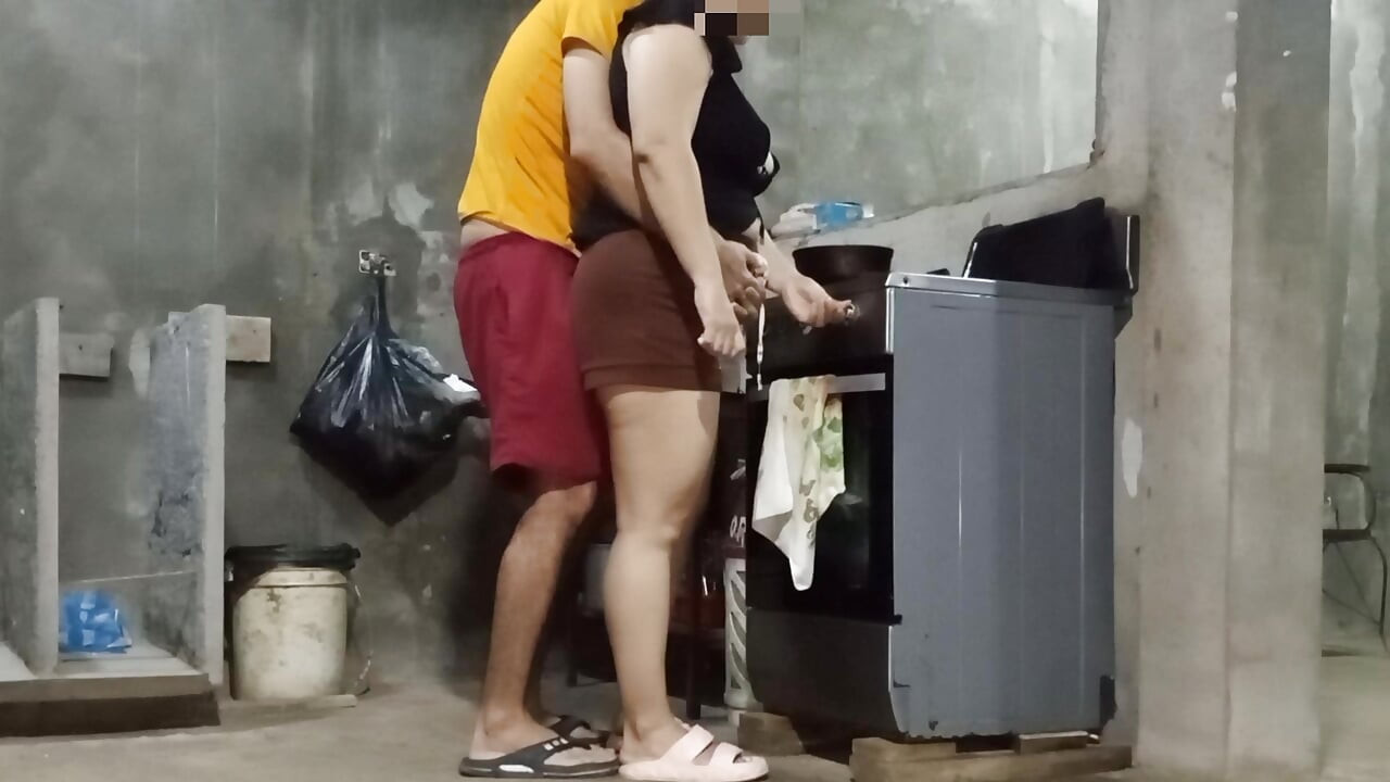 Single mom was going to make dinner but her best friend seduces her to her hard, real homemade sex