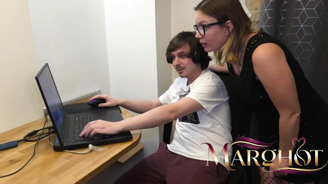 Konsoluyla çok meşgul, üvey oğlumdan götümü almasını istiyorum