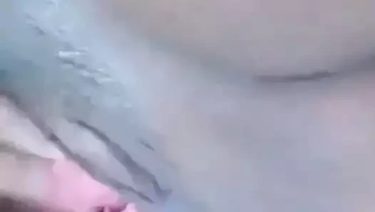 Desi hindu ev hanımı soyunmak ve ovmak kedi