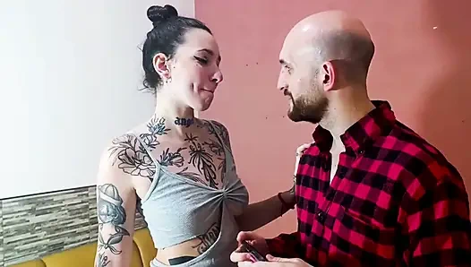 Beni mastürbasyon yaparken buluyor ve süper sert bir sakso çekmeyi teklif ediyor.