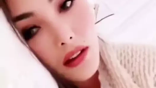 Yasmi pajyi yang göğüslerini okşuyor ve sıkıyor