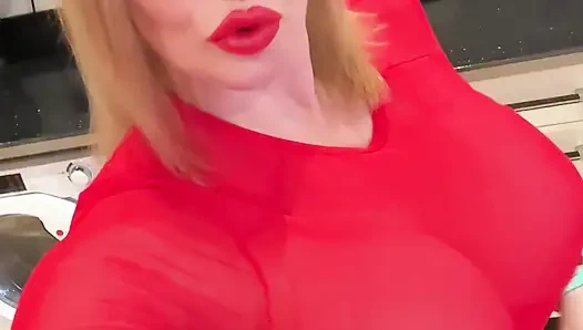 Sophie James Sweaty ve Kontrolden Çıktı