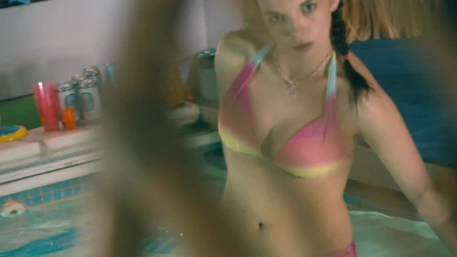 Jodie comer (bikini götü ve vücudu) iki erkek bir kadın