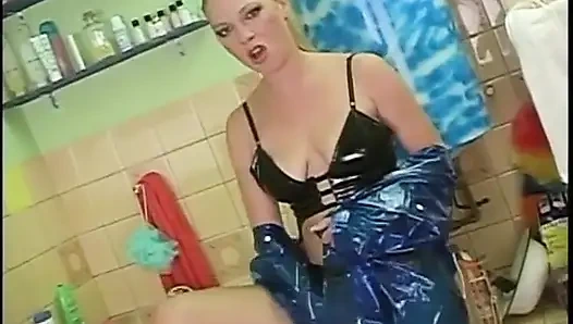 Lateks içine sarılmış bir kız için fetiş sikişi