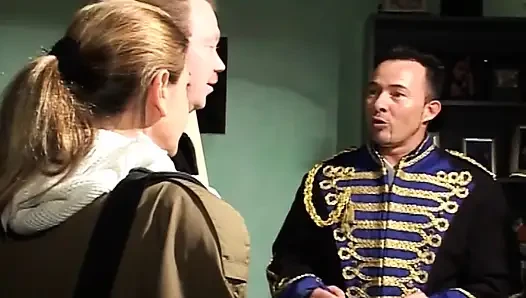 Azgın Esmer Domaltılarak Ve Kovboy Kızda Yalanıyor Ve Sert Sikiliyor