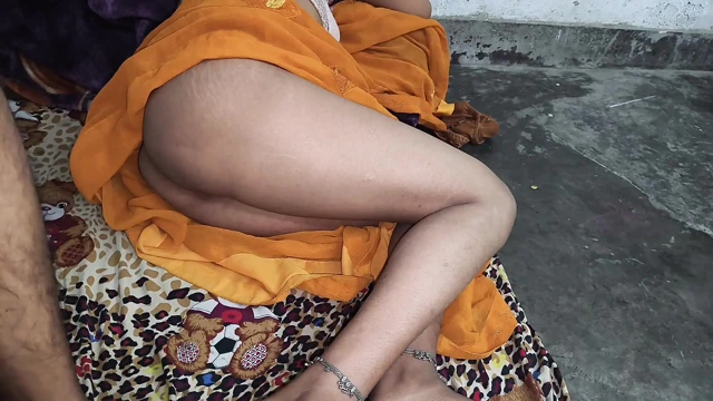 Hintli ateşli evli kadın evde domalarak sikişiyor