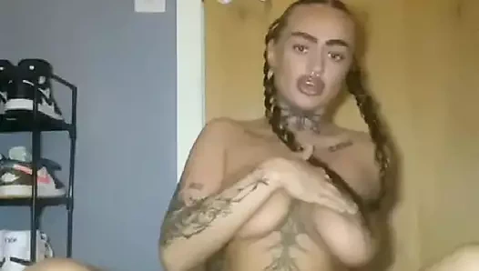 İskoç gotik küçük götünü parmaklıyor