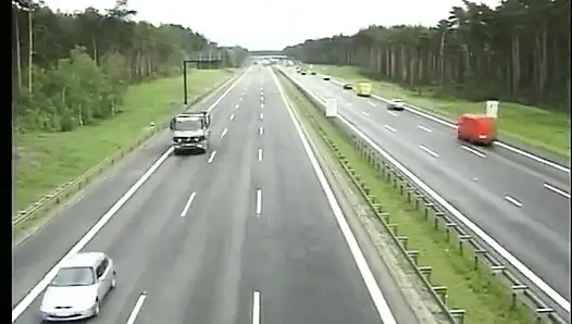 Amatör eş değiştirenler açık havada barda sikişiyor