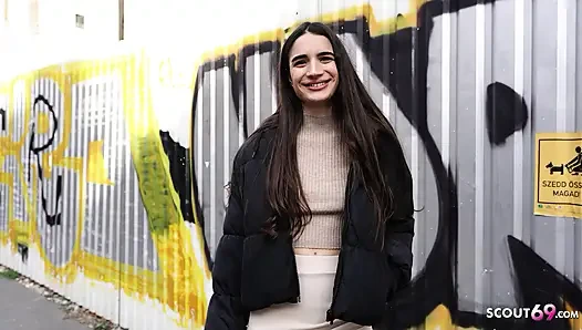 Alman izci - zayıf Fransız kız Candie Luciani için göz devirme orgazmı oyuncu seçmelerinde sikişiyor