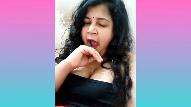 Сегодня по толстой заднице индийской тетки ударили