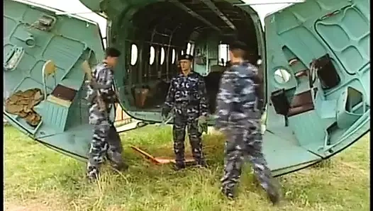 Kaslı asker açık havada sikiliyor