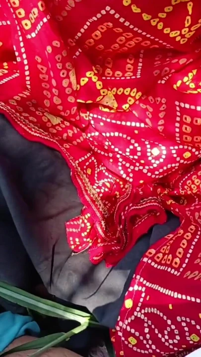 Kayınbirader, penisi buğday tarlasının ağzından emmeyi ve dışarıdaki kayınbiraderin poposuna vurmayı düşünüyor. | Klip 1