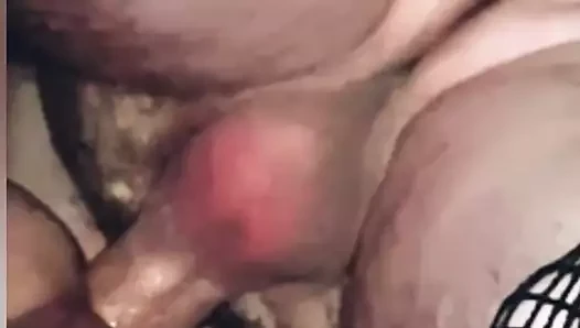 Olgun adam ateşli travestiyi götten sikiyor