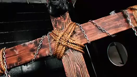 Anna Nova bu sert üçlü sikiş sahnesinde çifte sikiliyor