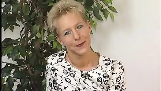 Kısa saçlı sarışın bebek oyuncu seçmelerinde amcığıyla mastürbasyon yapıyor