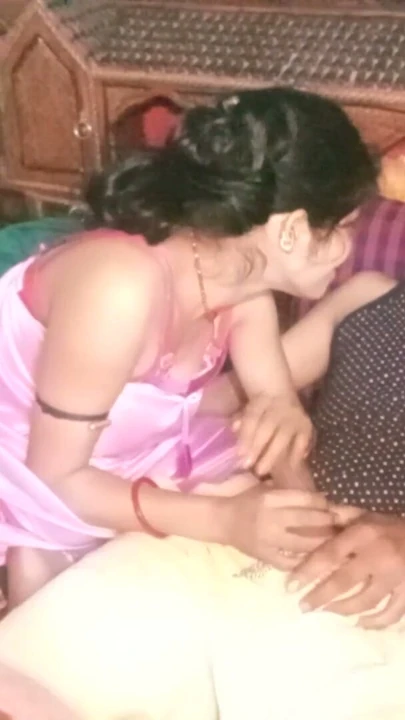 Bihari seksi ev hanımı kayınpederiyle sikiliyor - bihari çift | Klip 1