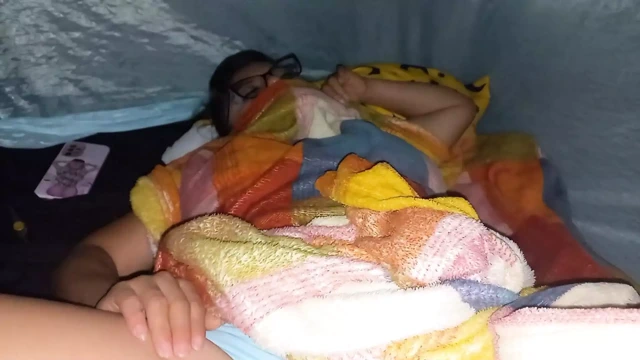 sansasyonel!! üvey kız evde üvey babasıyla çok yoğun sevişmeye başlar