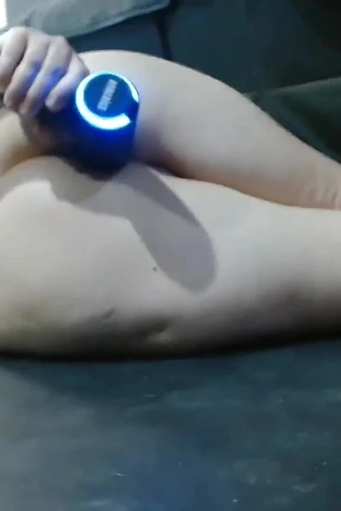 Sıkı göt deliğimi yaymak için masaj silahı kullanıyorum