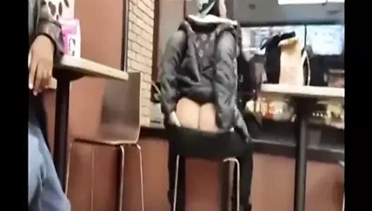 Homie'nin kızı tuvalete gittikten sonra alay etmeye başladı