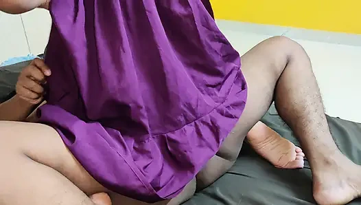 Temizlikçi hizmetçi odama girdiğinde yarağımı okşuyordum ve gerçekten iyi seks yaptık.