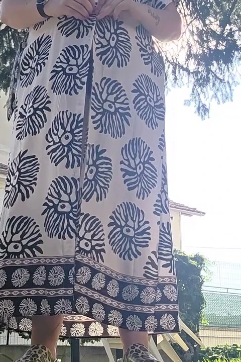 Bahçede ateşli güneş minimal bikini, kamuflaj sandaletleri ve bakılma arzusu