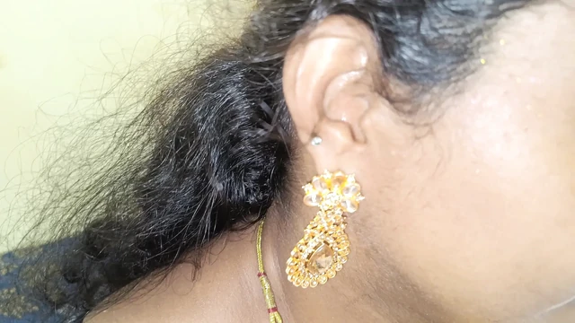 Две замужние женщины поделили постель с соседными мужчинами-дозатором