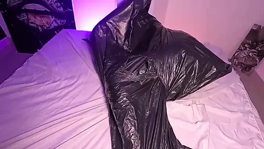 Çöp torbasındaki kız nefesiyle oynuyor