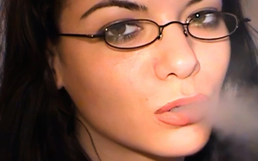 Sigara emiyor, yüzüne ve yüzüne işiyor