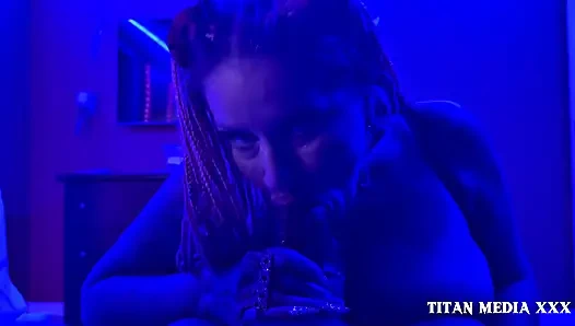 İri güzel orta yaşlı seksi kadın büyük zenci yarağını katlediyor ve yüzüne boşalma bakış açısı