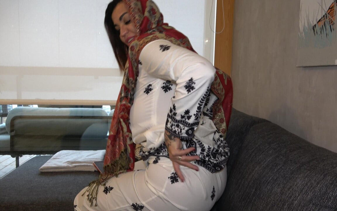 Tesettürlü Üvey Anne Üvey Oğluna Vücudunun Yasak Bölgelerini Gösteriyor Ve Seks Istiyor