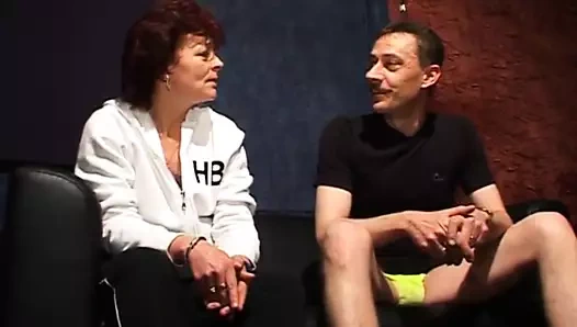 Olgun ev hanımı gets çıplak için sikme