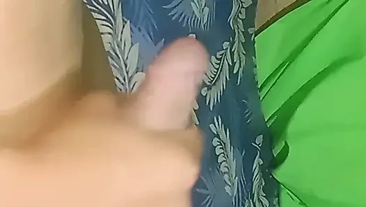 Azgın genç oğlan uyumadan önce mastürbasyon yapıyor