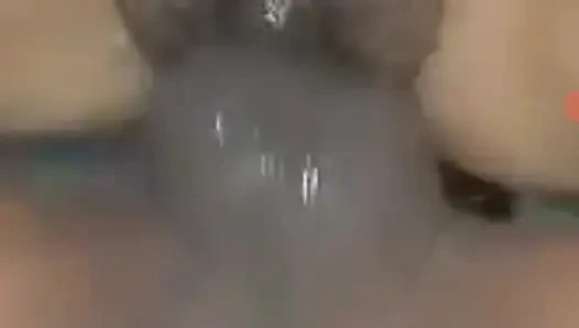 O kadar çok fışkırtıyor ki yarağımdan aldığı his için vücudunu kıkırdatıyor