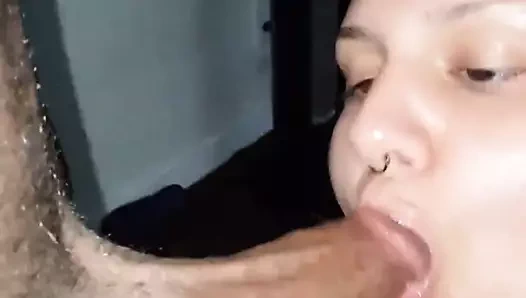 İri güzel kadın büyük zenci emiyor