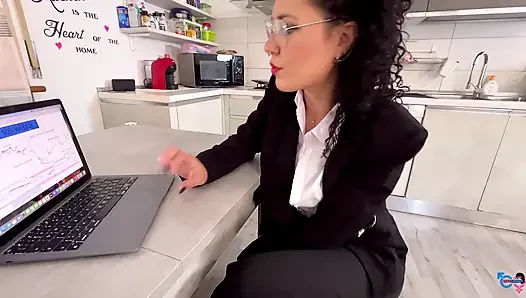 Bir meslektaşımı külotlu çoraplı bir orospuya çevirdim!