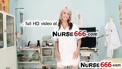 Üniforma sarışın karolina yapay penis eylem üzerinde yakın çekimler