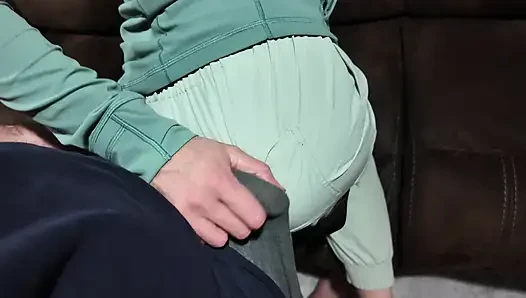 Amerikalı evli kadın kayak pantolonlu göte tapıyor bakış açısı